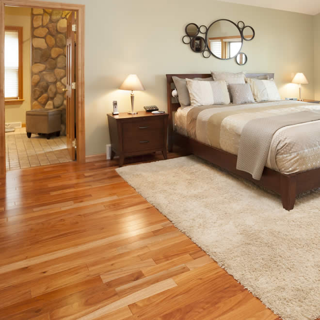 卧室配有木地板和地毯