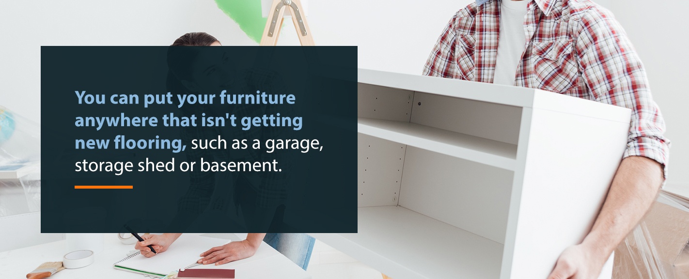 在更换新地板时，把家具存放在车库、棚子或地下室