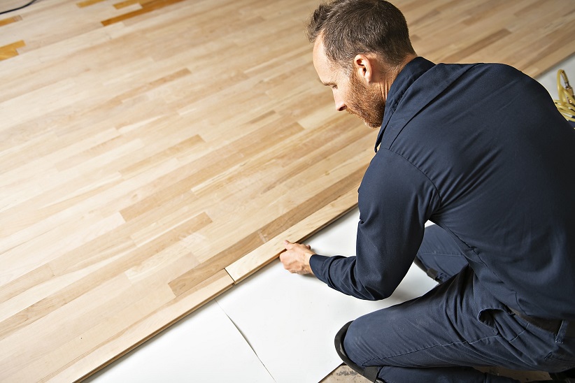 男人在家里安装木地板