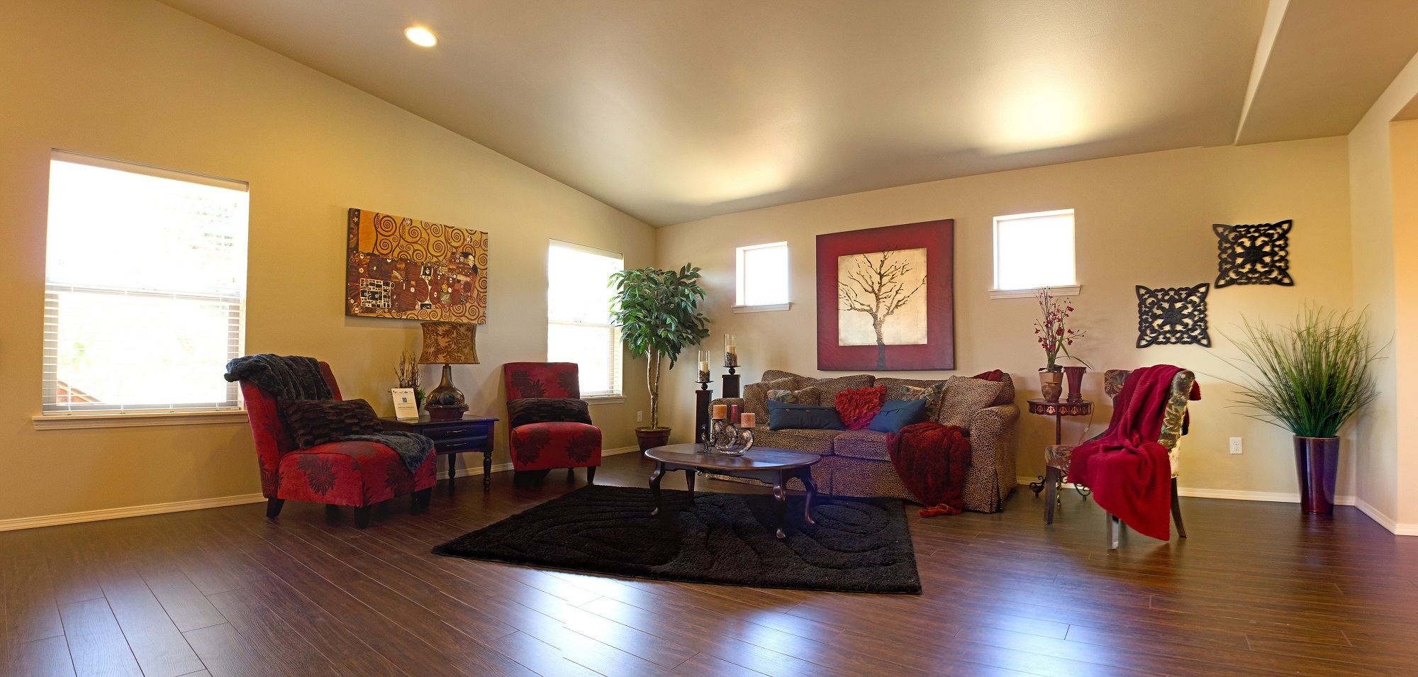 客厅木地板与豹纹沙发和红色口音
