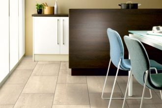 厨房区域铺设轻质强化地板
