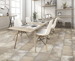厨房里的瓷砖地板用白色椅子