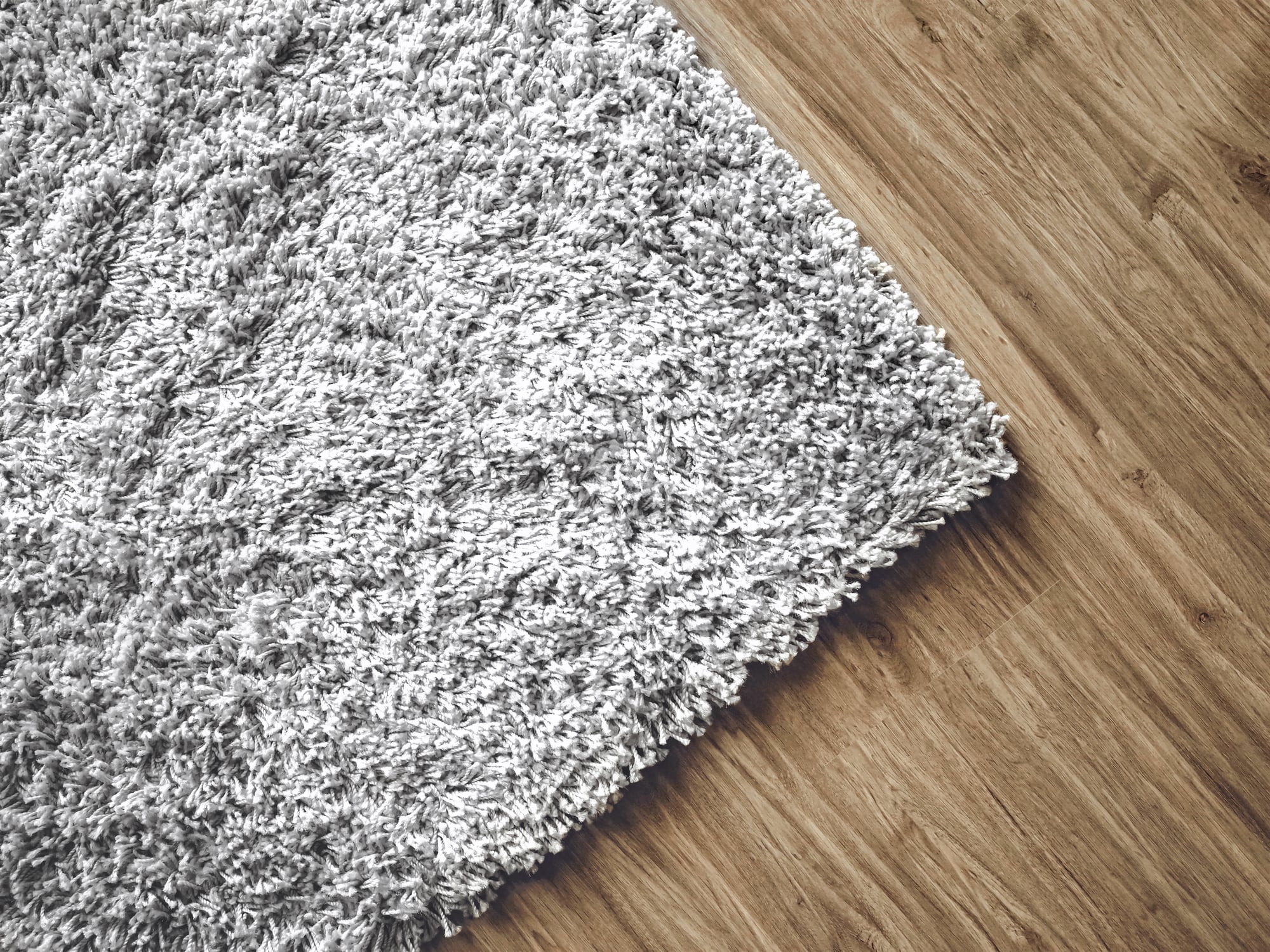 硬木地板上的地毯
