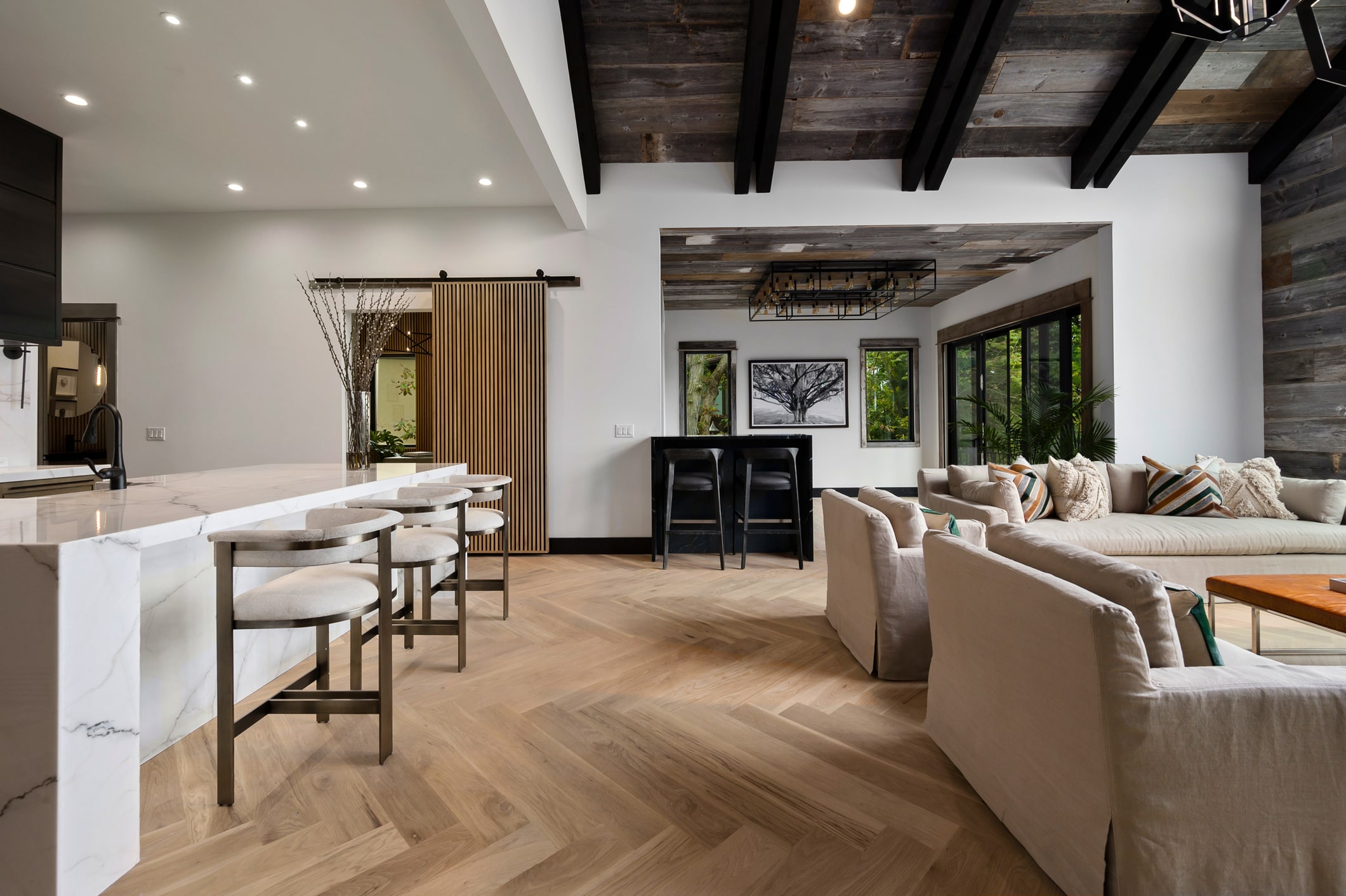 厨房和客厅带浅木地板